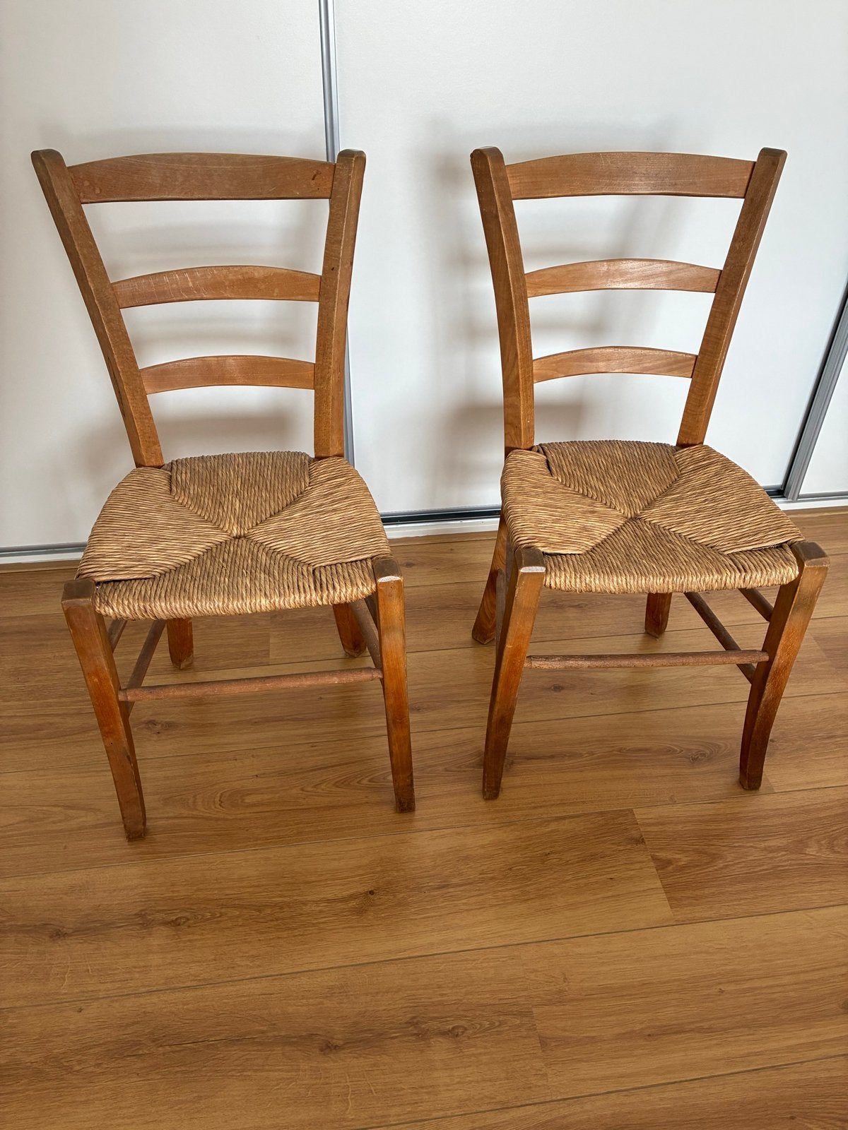 Twee kleine boerenstoeltjes met biezen zitting, Ophalen