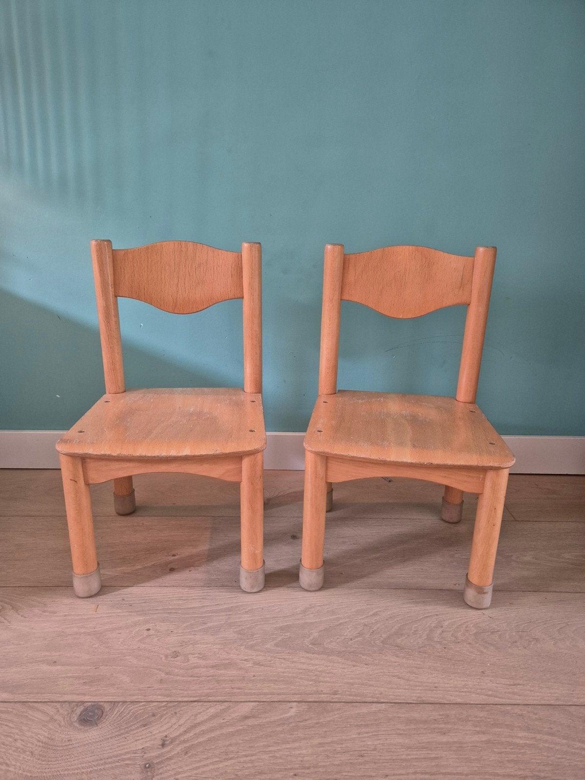 Set van 2 houten kleuterstoelen - Schilte, Kinderen en Baby's, Kinderkamer | Tafels en Stoelen, Ophalen, Gebruikt, Stoel(en)