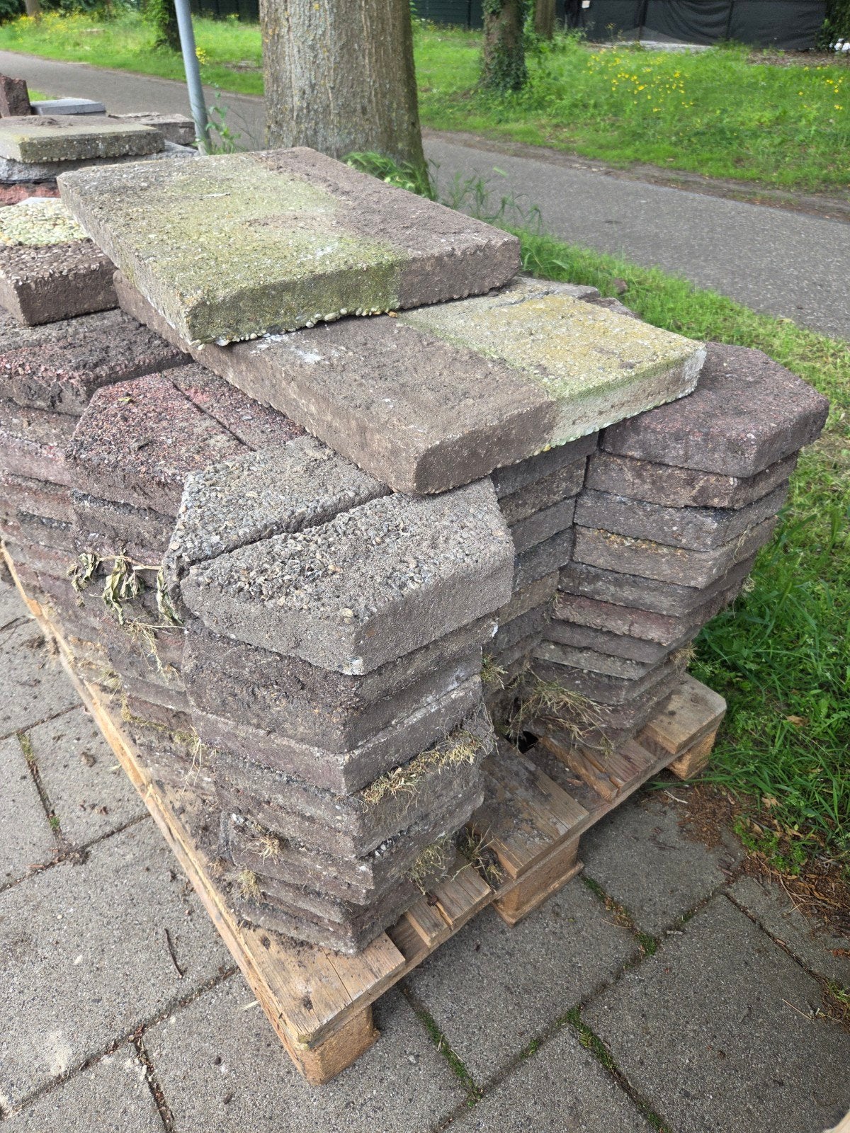 Gratis af te halen: Zeskantige bestrating en  opsluitbanden, Ophalen, Beton, Klinkers