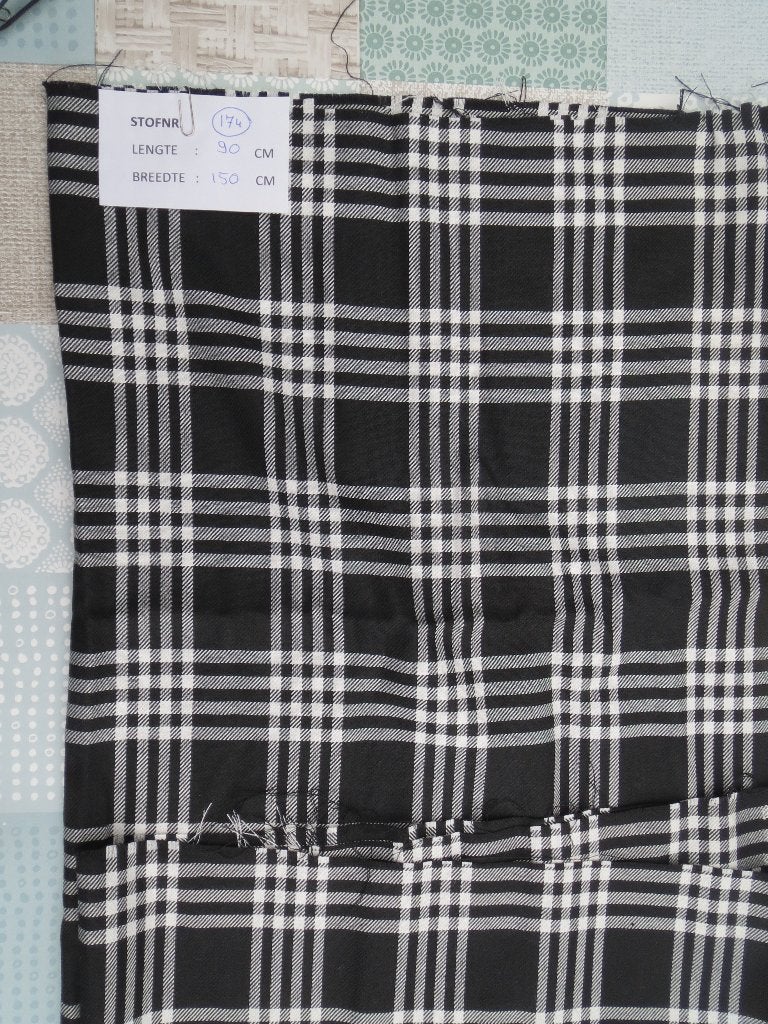 Lap stof zwart/wit geruit. 50% polyester/50% viscose, 120 cm of meer, Nieuw, Ophalen of Verzenden, Katoen