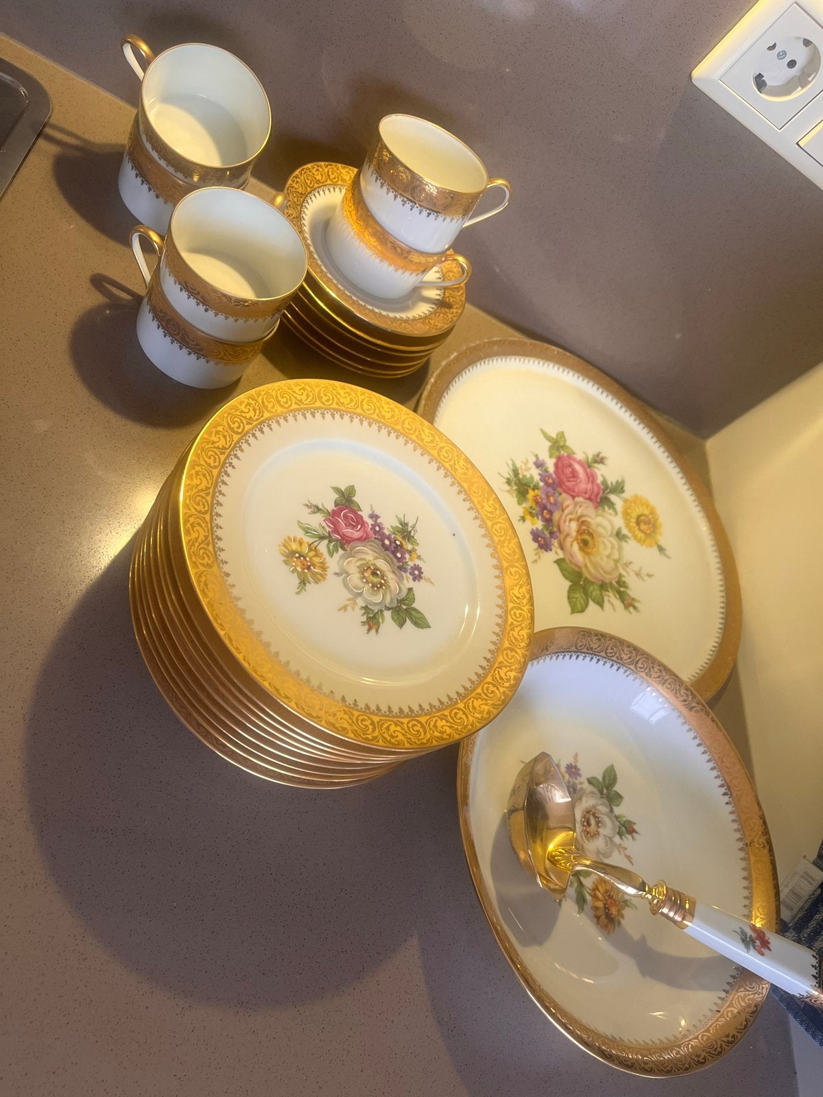 Limoges Porseleinen Servies met Gouden Rand en Bloemen, Antiek en Kunst, Ophalen of Verzenden