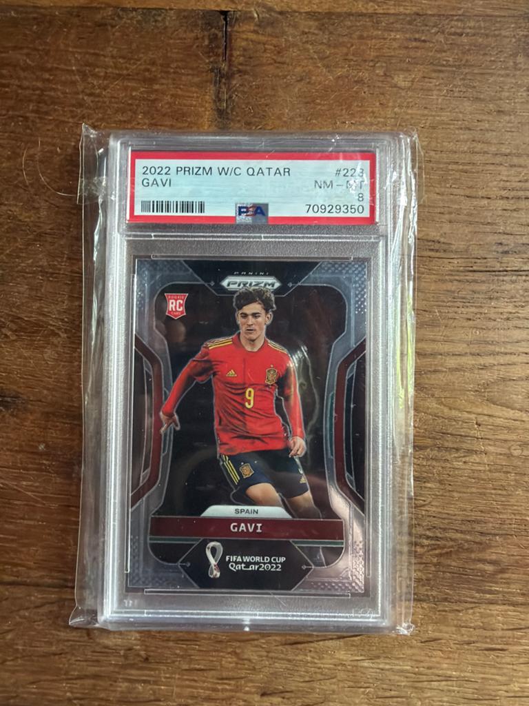 Gavi 2022 Prizm W/C Qatar PSA 8 Spelerskaart, Ophalen of Verzenden, Zo goed als nieuw, Buitenlandse clubs, Spelerskaart
