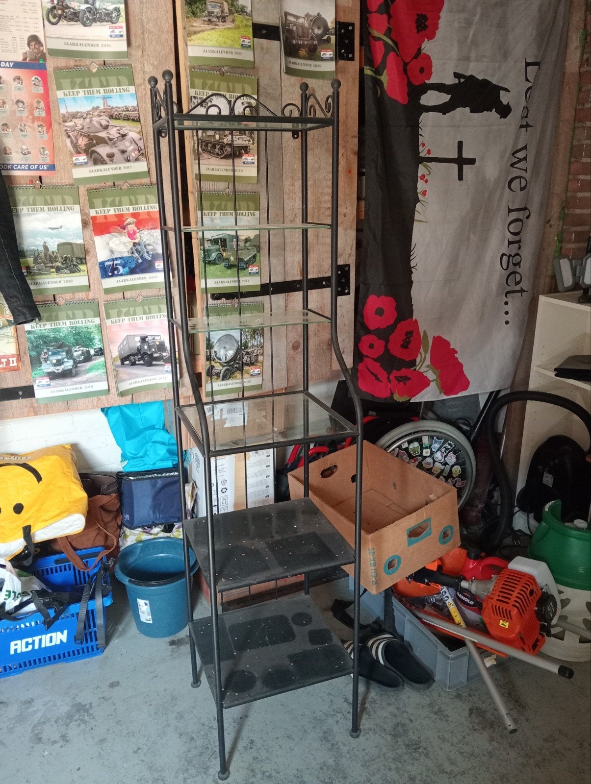 Gratis vitrinekast met glazen en metalen planken, Huis en Inrichting, Kasten | Vitrinekasten, Ophalen, Met plank(en), Gebruikt
