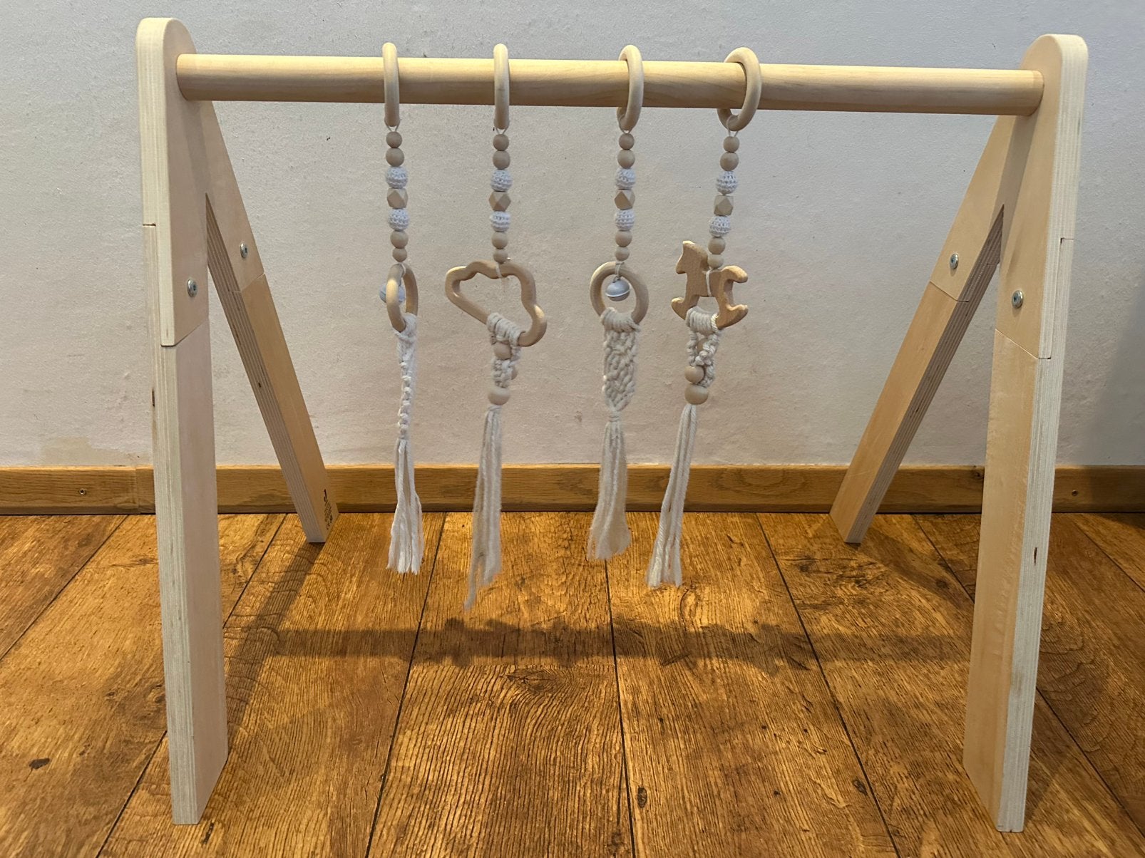 Jollein houten babygym met 4 handgemaakte macramé hangers, Ophalen of Verzenden, Zo goed als nieuw