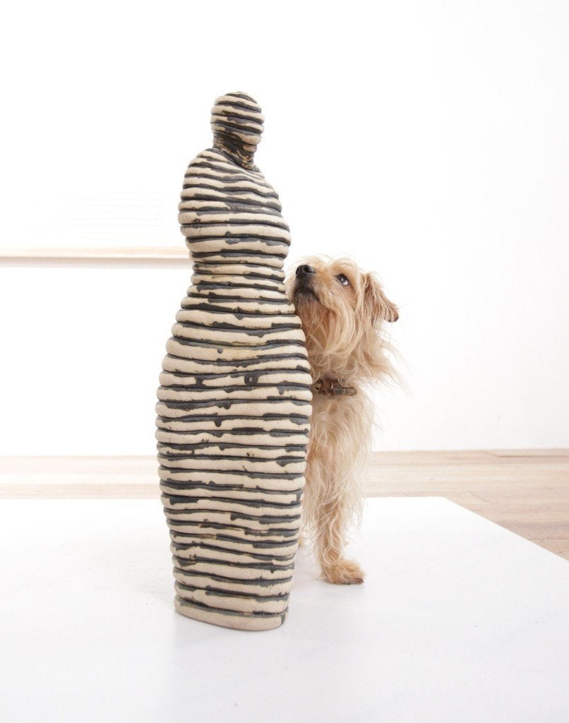 Andrea Dogterom - Ceramic Sculpture Women in Stripes, Ophalen, Handgemaakt, 50 - 100 cm, Steen of Keramiek