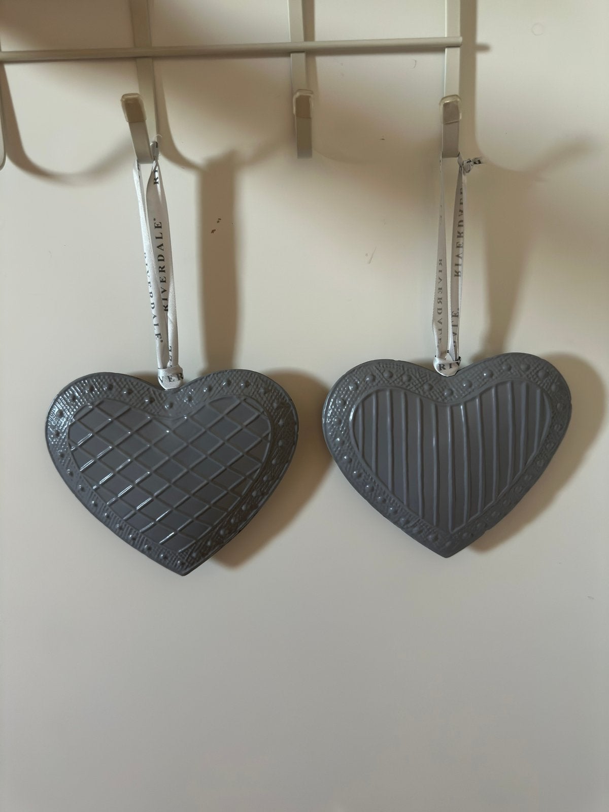2 metalen Riverdale harten - Nieuw!, Huis en Inrichting, Woonaccessoires | Overige, Ophalen of Verzenden, Nieuw, Grijs