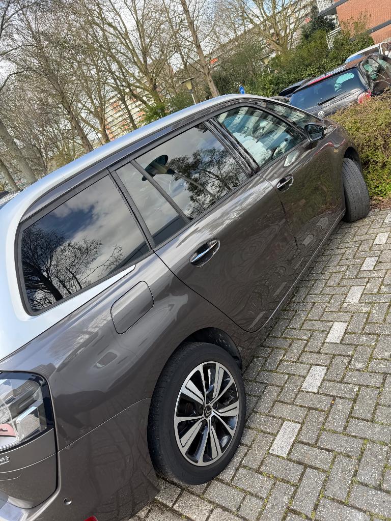 Citroën C4 1.2 Puretech 130pk S&S 2017 Grijs 7 persoons, Auto's, Citroën, Voorwielaandrijving, Stof, 1199 cc, 7 stoelen