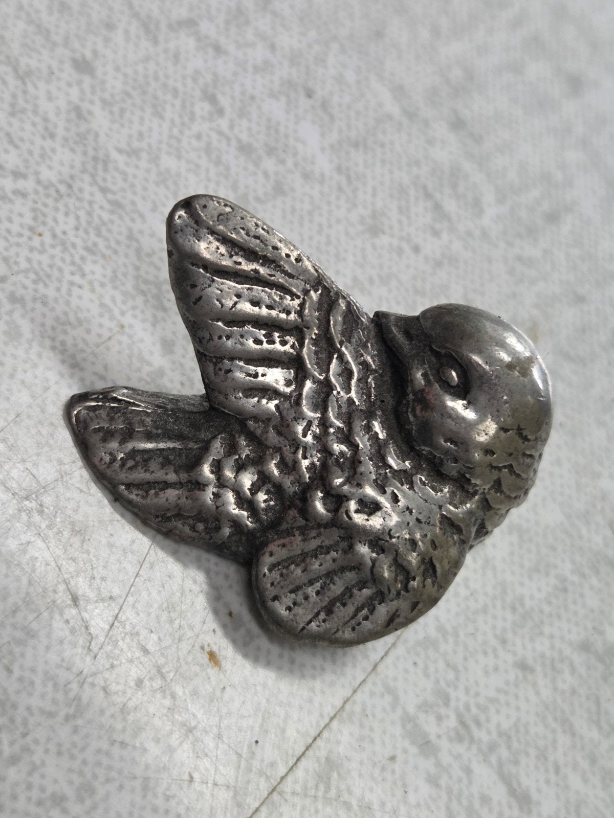 Vintage metalen vogelbeeldje