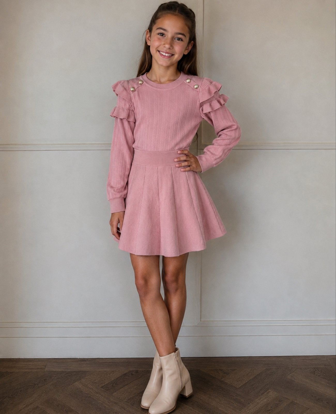Roze geribbelde jurk met ruches en gouden knopen
