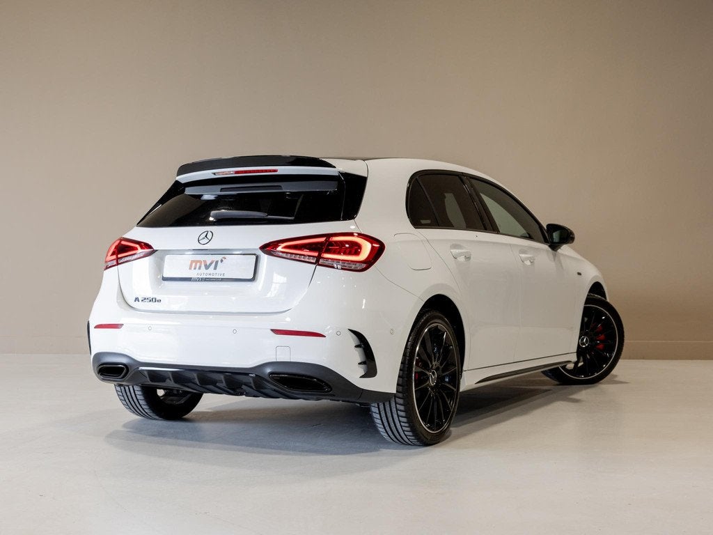Mercedes-Benz A-klasse 250 e Business Solution AMG Limited /, Auto's, Mercedes-Benz, Gebruikt, 4 cilinders, Leder en Stof, Wit
