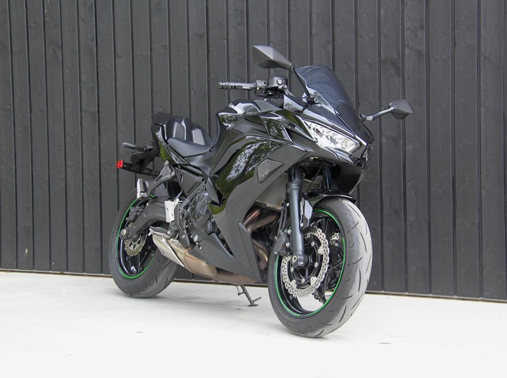 Kawasaki Ninja 650 | Metallic Black | 12.500 km | Bj 2025, 649 cc, Gebruikt, Meer dan 35 kW, Traction Control