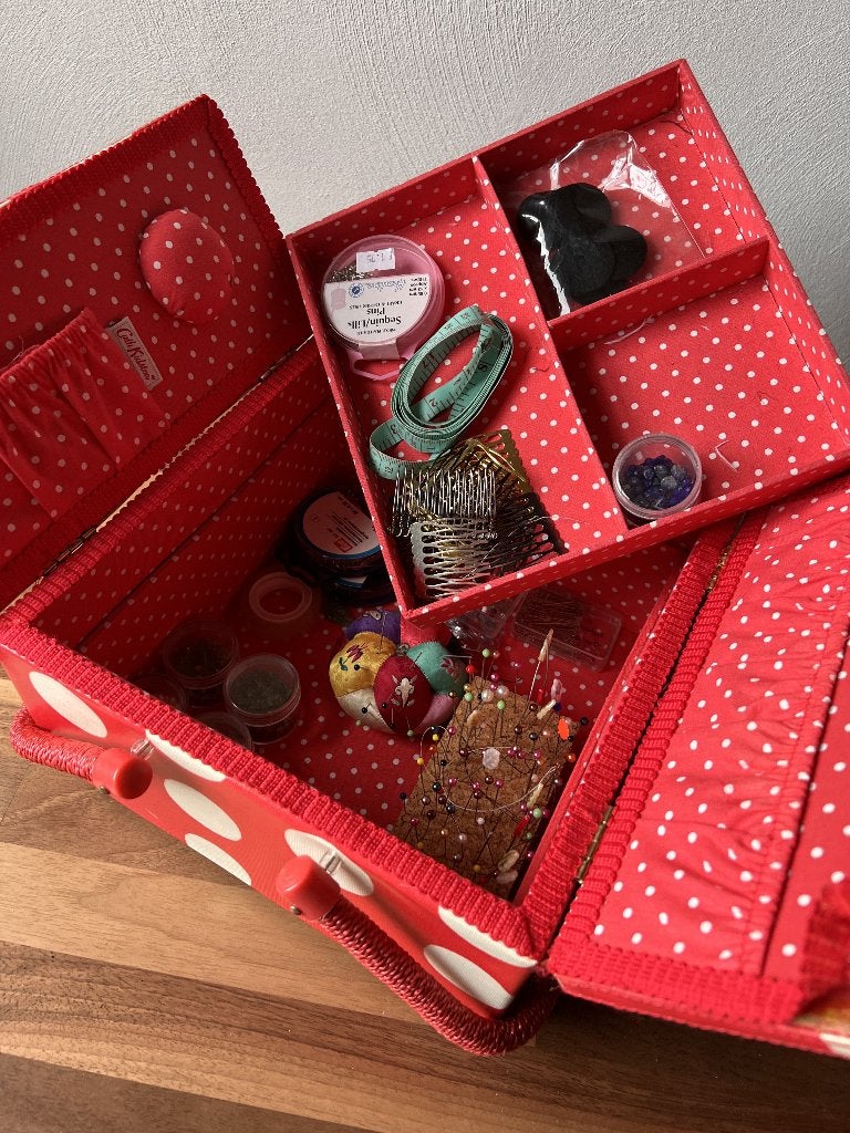 Cath Kidston naaikoffer rood & witte stippen (incl. inhoud), Ophalen of Verzenden, Gebruikt, Garen of Naald(en)