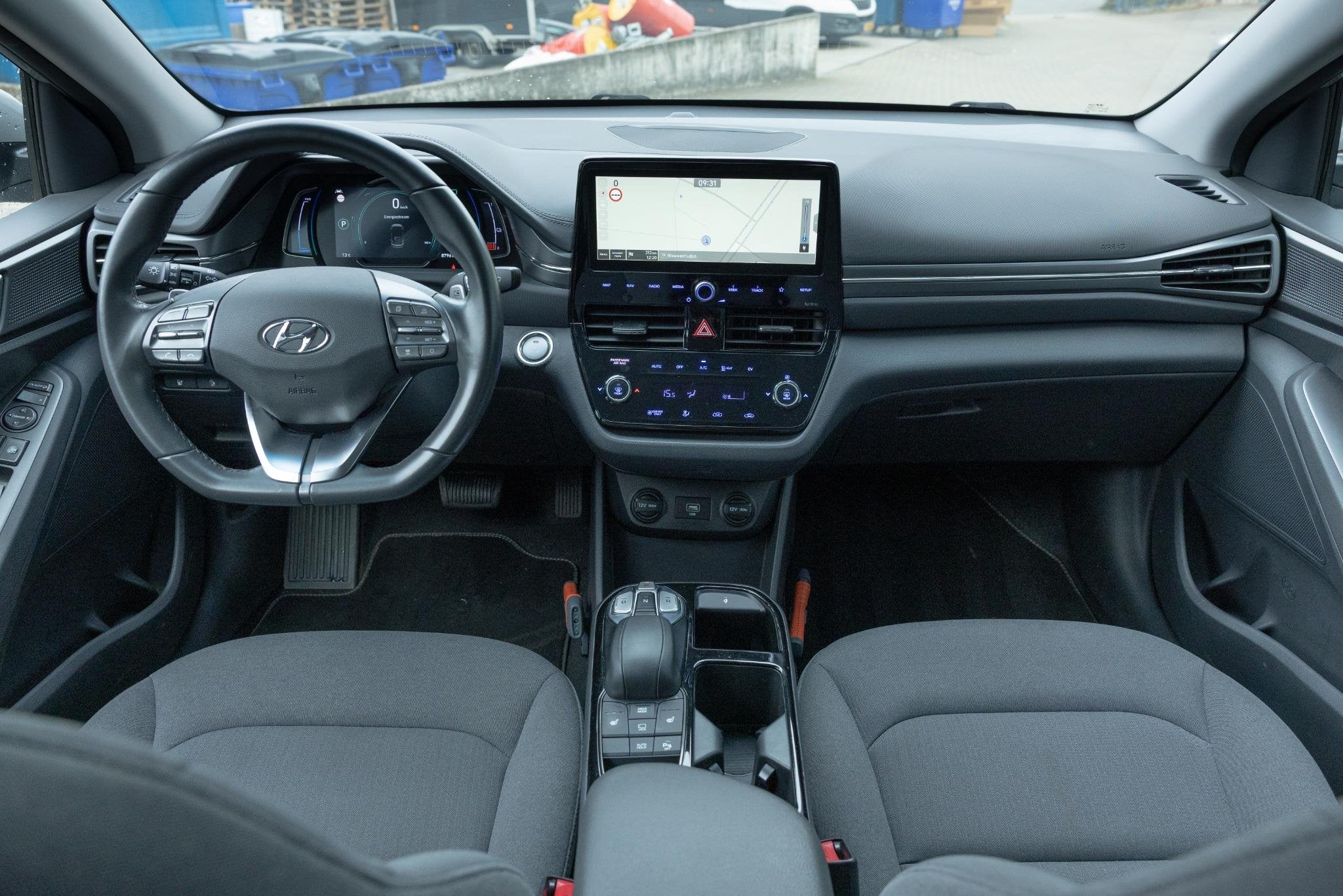 Hyundai IONIQ Comfort EV 38 kWh | Warmtepomp | Achteruitrijc, Auto's, Dealer onderhouden, Gebruikt, Zwart, Origineel Nederlands