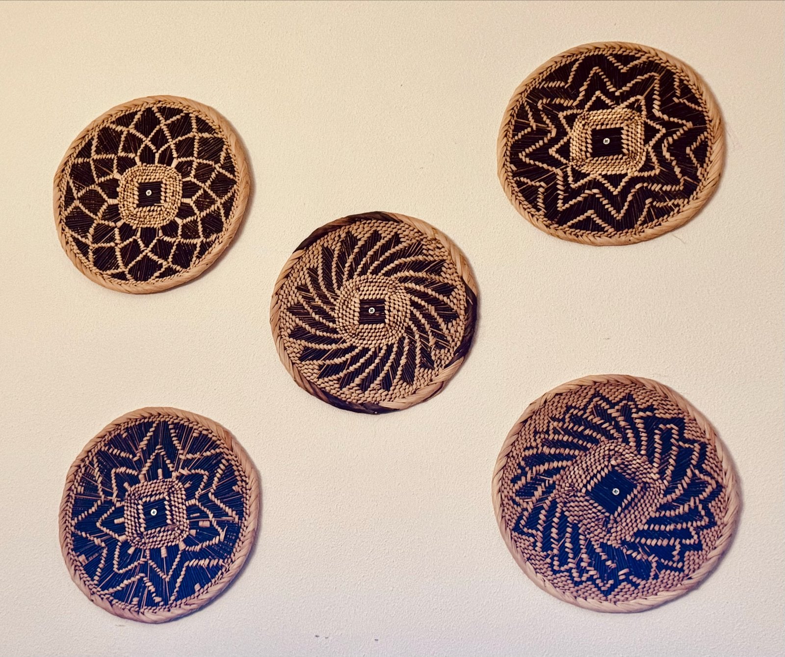 Set van 5 handgeweven Afrikaanse onderzetters, Huis en Inrichting, Ophalen, Gebruikt, Oosters, Natuurlijk materiaal