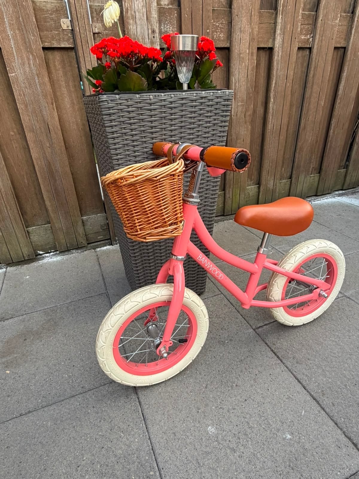 Banwood loopfiets roze met mandje, Ophalen, Zo goed als nieuw, Velgrem, Minder dan 16 inch