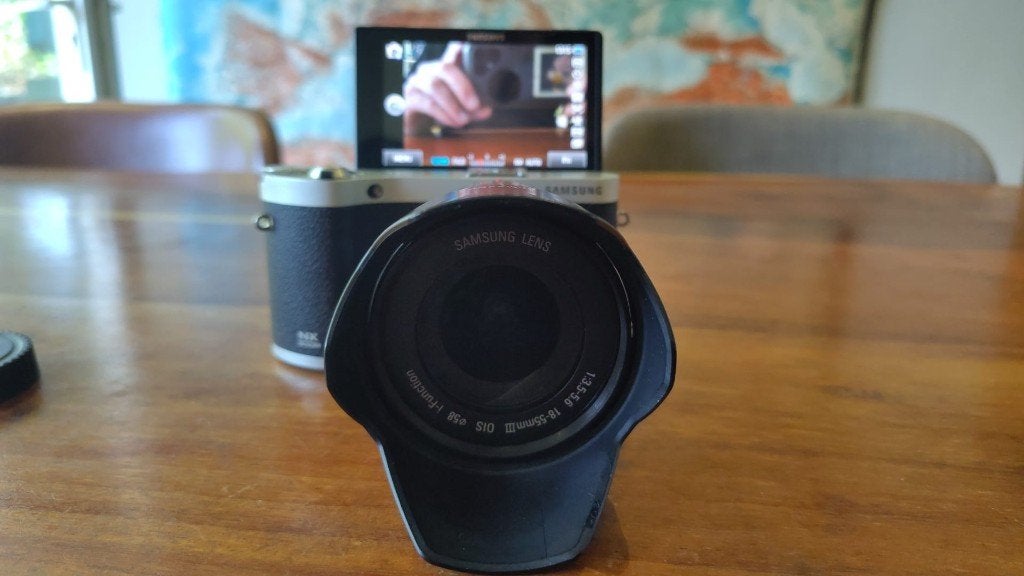 Samsung NX300M body zwart – APS-C 20,3 MP met 18-55mm lens, Audio, Tv en Foto, Fotocamera's Digitaal, Kantelbaar/draaibaar scherm