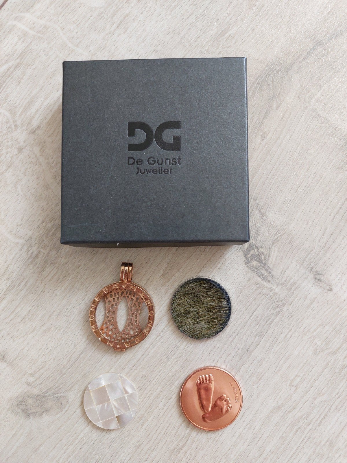Mi Moneda set - hanger met 3 munten, Sieraden, Tassen en Uiterlijk, Overige kleuren, Nieuw, Ophalen of Verzenden, Overige materialen