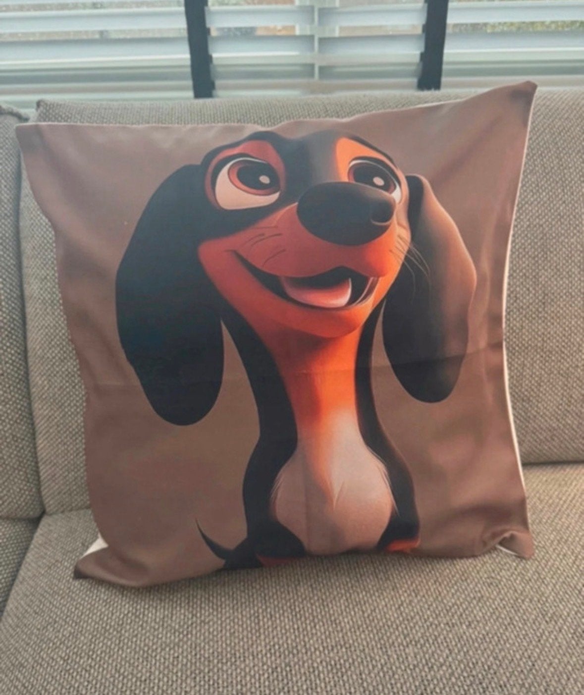 Leuke Teckel Pup Kussenhoes - Zacht en Wasbaar (45x45cm), Bruin, Met print, Nieuw, Ophalen of Verzenden