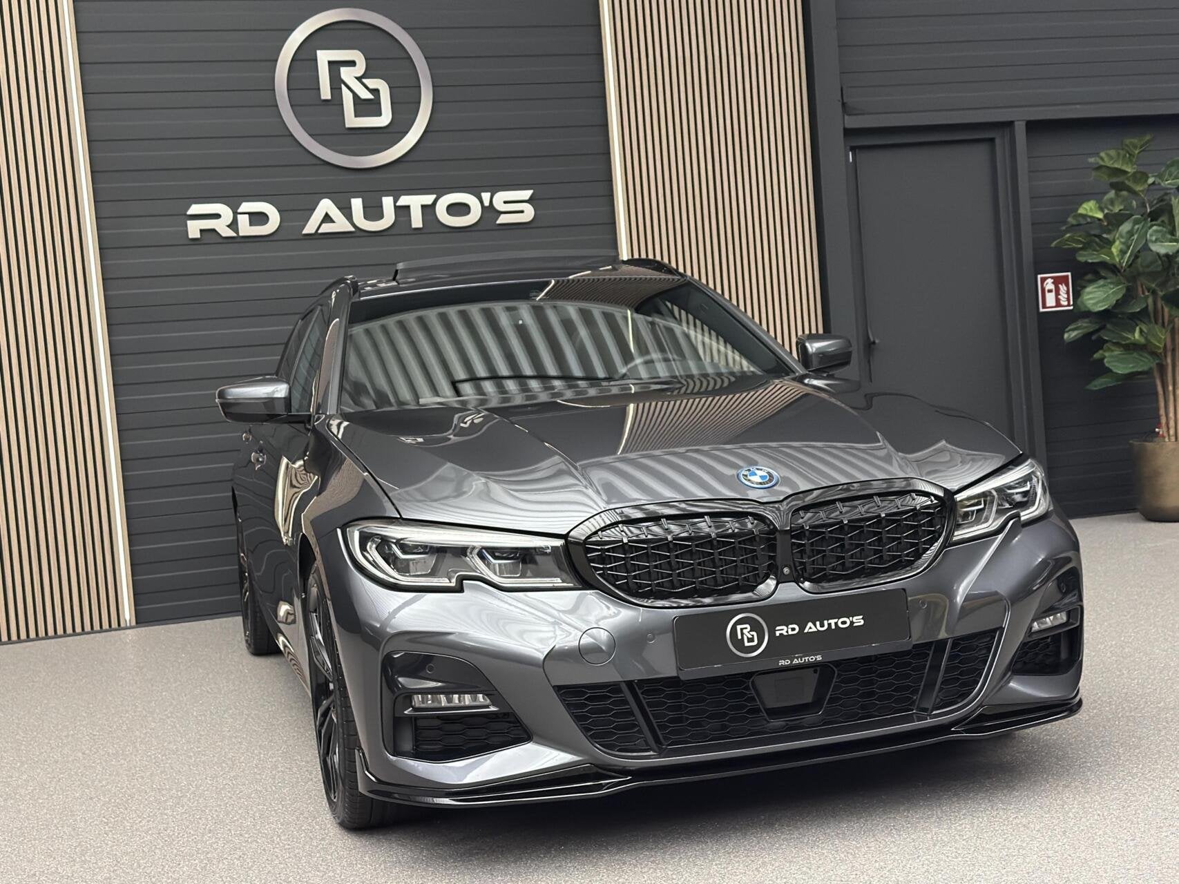 BMW 3-serie Touring 330e M Sport/ Laser/ Pano/ 360/ Trekha, Auto's, Achterwielaandrijving, Gebruikt, 4 cilinders, Alcantara