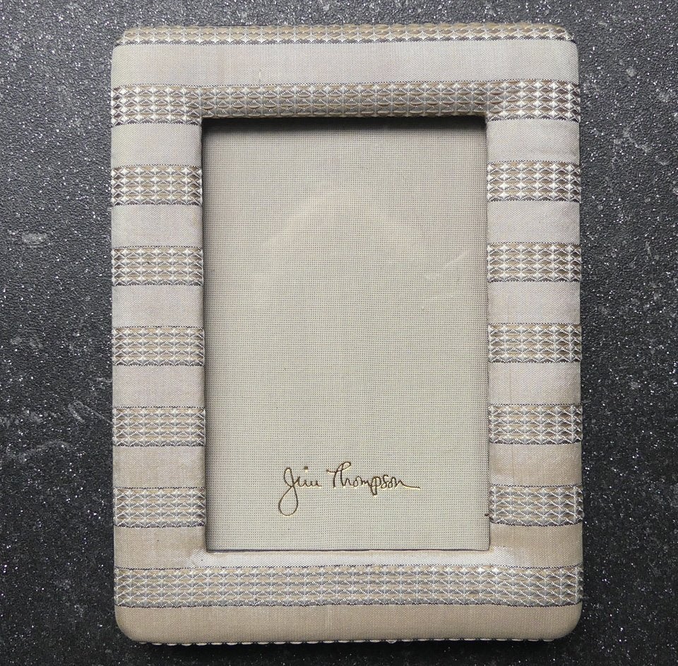 Jim Thompson vintage fotolijstje zijde grijs, Met sierrand, Textiel, 13 cm, Ophalen of Verzenden