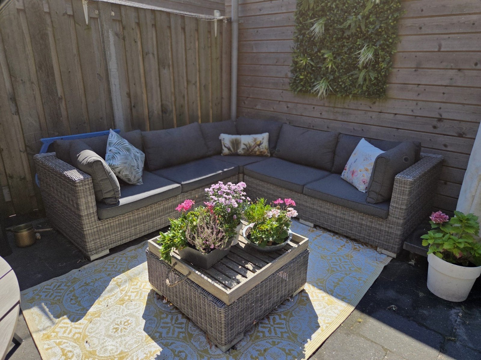 Comfortabele Wicker Loungeset met Donkergrijze Kussens, Ophalen, 5 zitplaatsen, Gebruikt, Bank