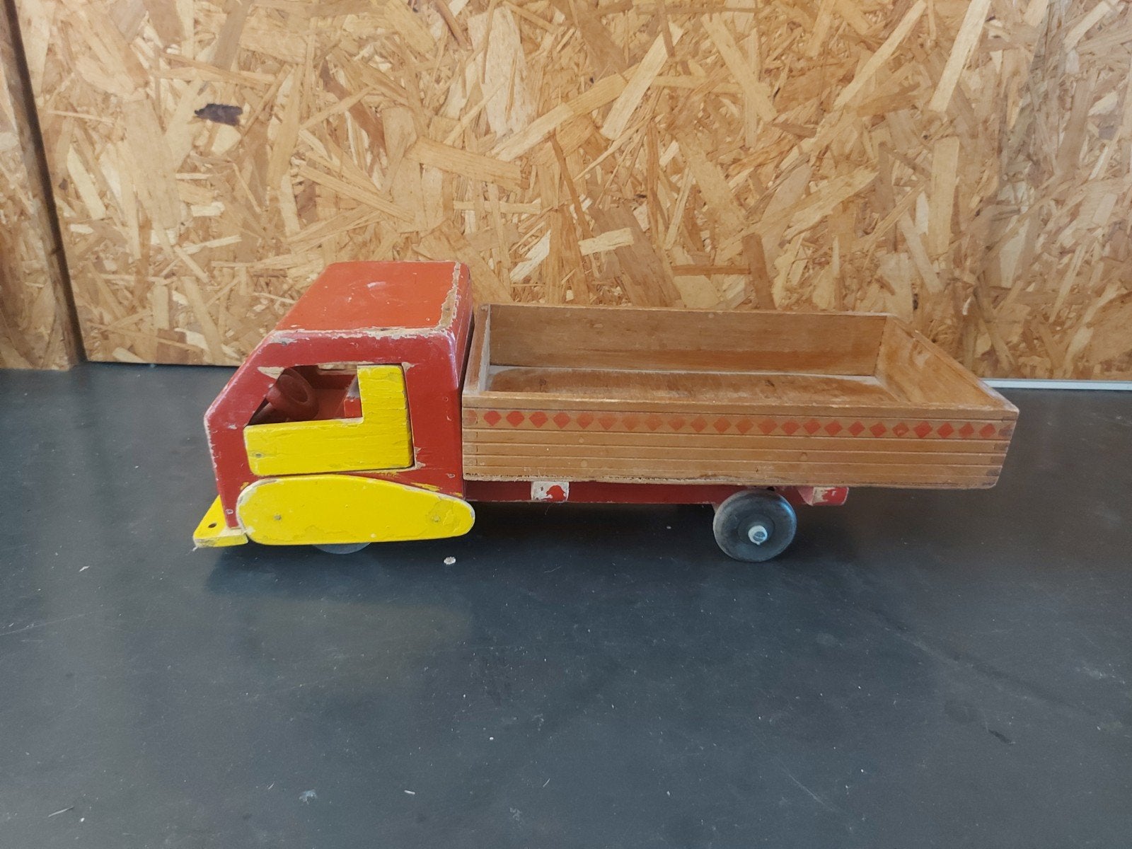 Vintage houten speelgoedvrachtwagen - rood en geel, Ophalen, Gebruikt