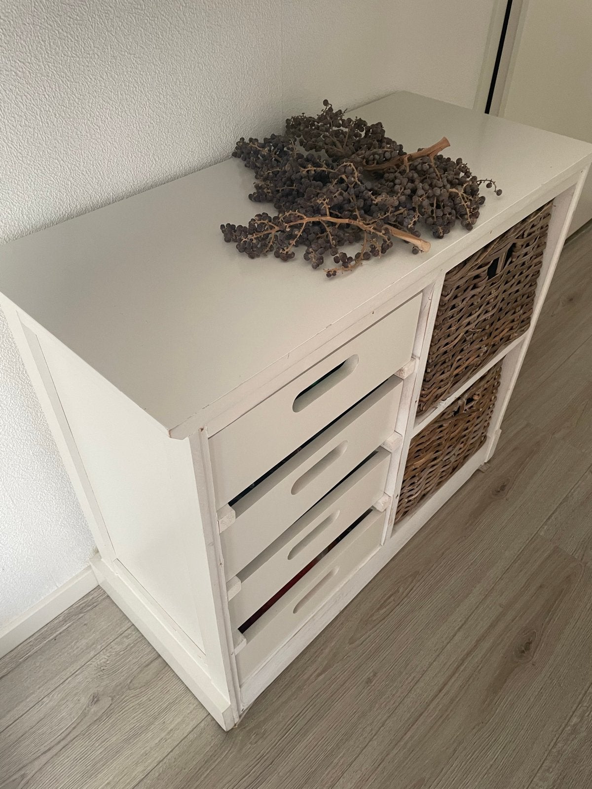Wit hal kastje met rieten manden en laden, Gebruikt, 3 of 4 laden, Minder dan 100 cm, 25 tot 50 cm