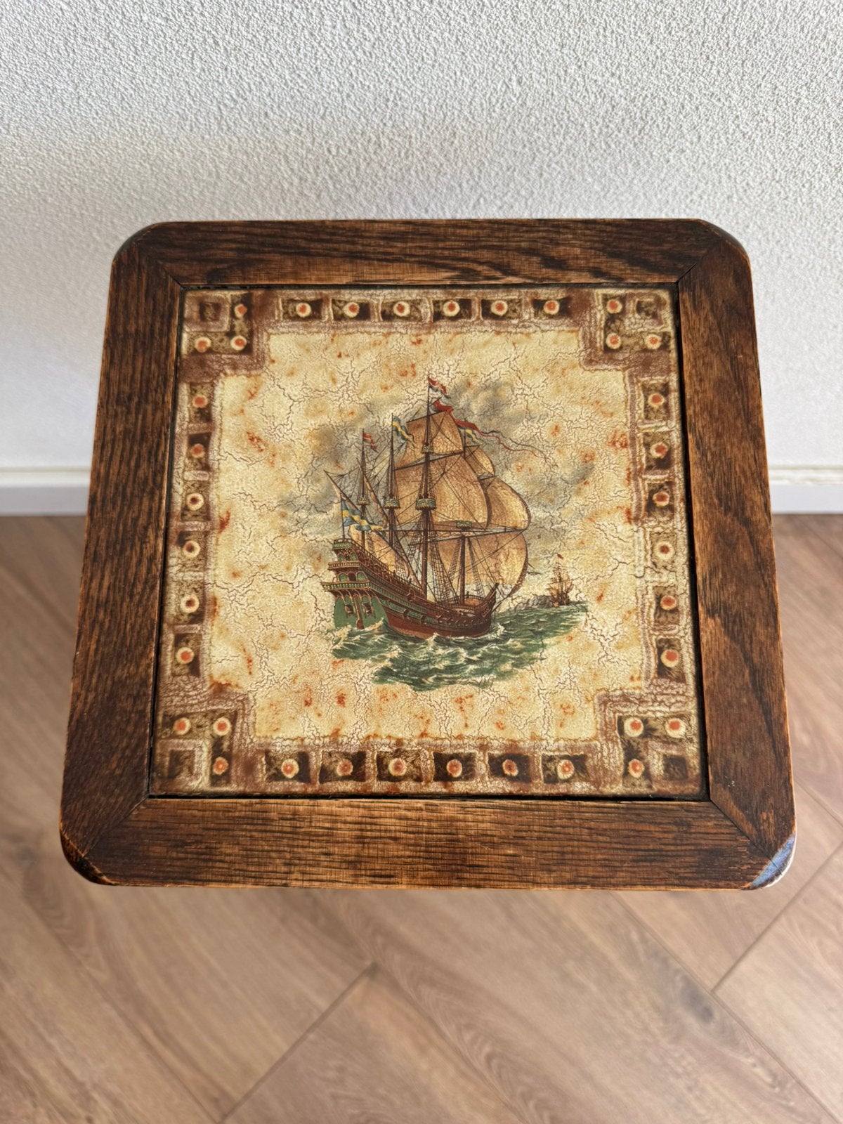 vintage houten plantentafeltje met een zeilschip-tegel, Ophalen, Gebruikt