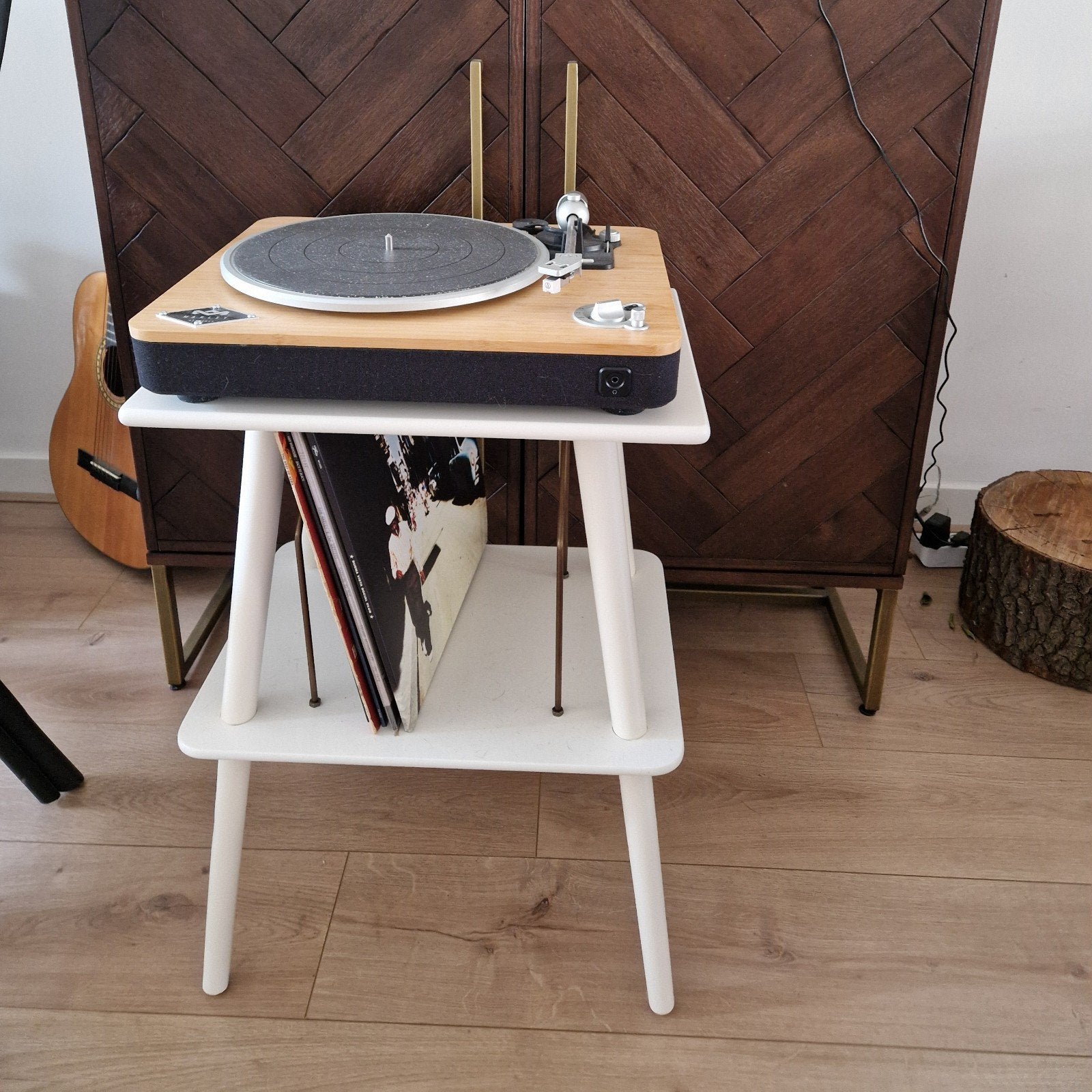 Witte bijzettafel/platenstandaard met opbergruimte, Modern, Scandinavisch, 55 tot 75 cm, Zo goed als nieuw, Rechthoekig