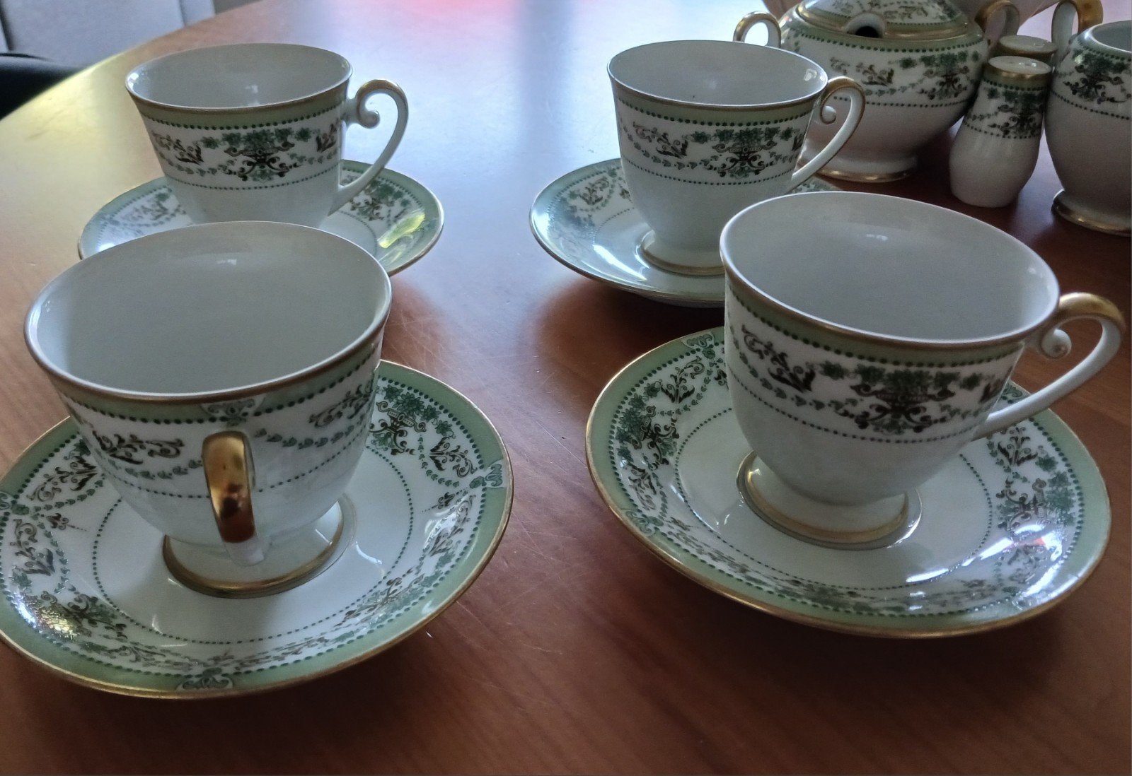 Tirschenreut porselein theeservies in antiek theekastje, Ophalen