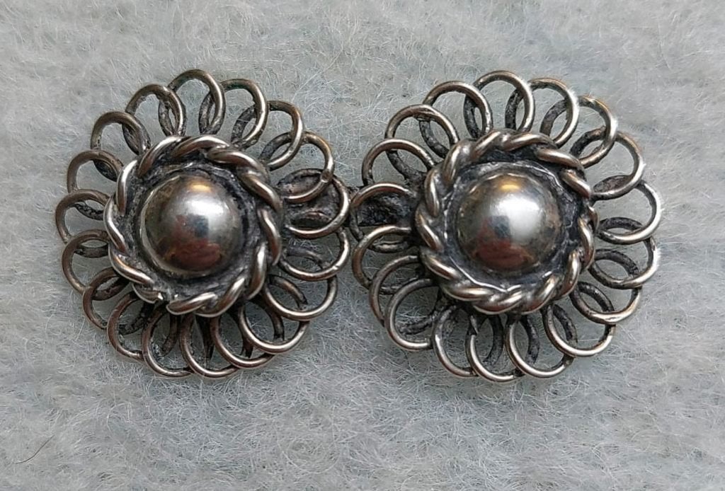 Broche met antieke Zeeuwse knopen., 4 tot 7 cm, Gebruikt, Ophalen of Verzenden, Zilver