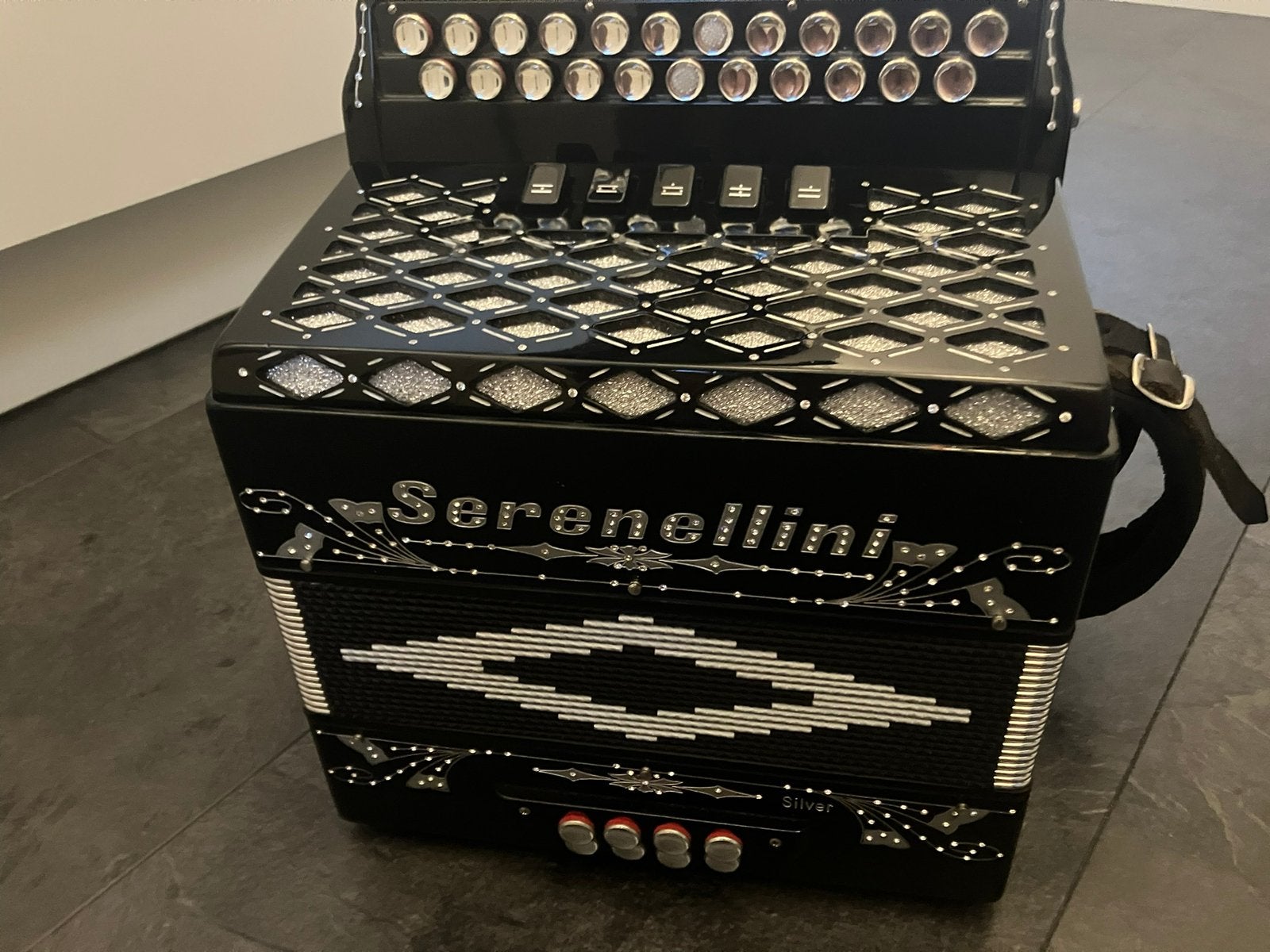 Serenellini trekharmonica CF, Muziek en Instrumenten, Accordeons, Overige formaten, Met koffer, Zo goed als nieuw, Knopaccordeon
