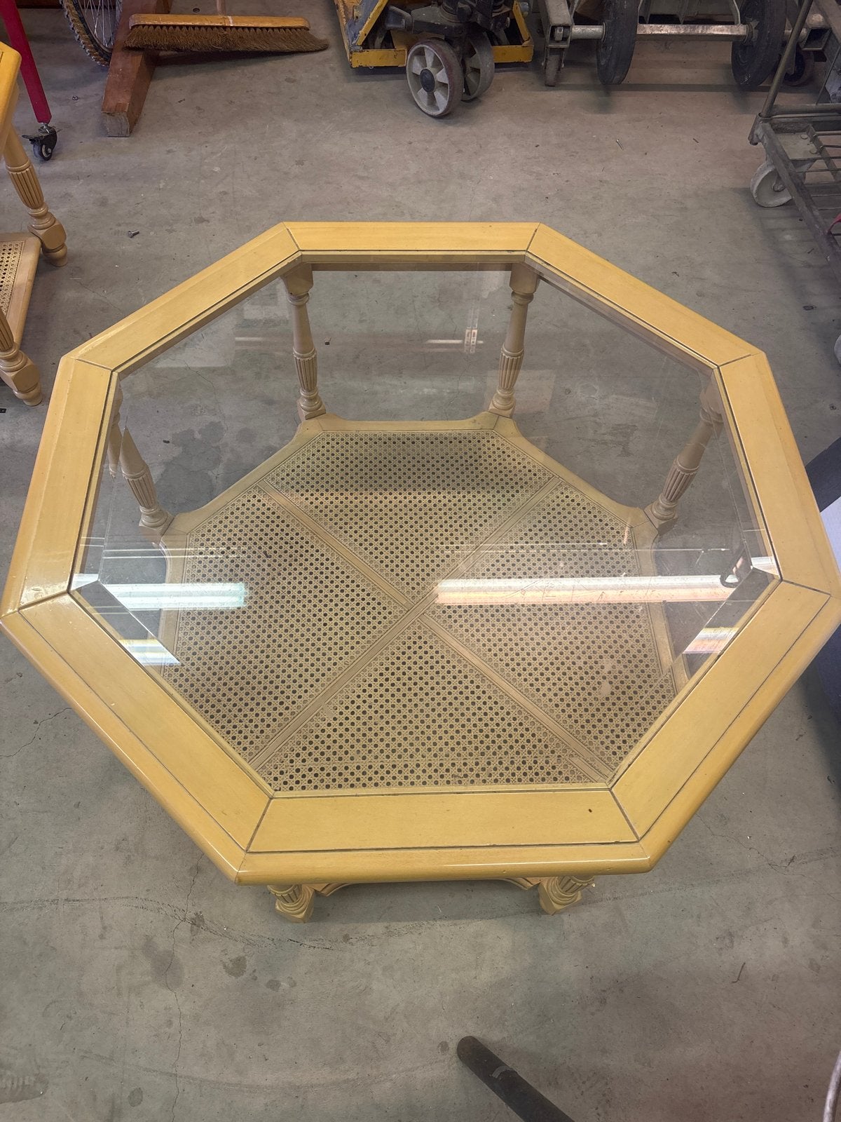 Zeshoekige salontafel met glas en rotan details, Huis en Inrichting, Ophalen, Gebruikt, 100 tot 150 cm, 50 tot 100 cm
