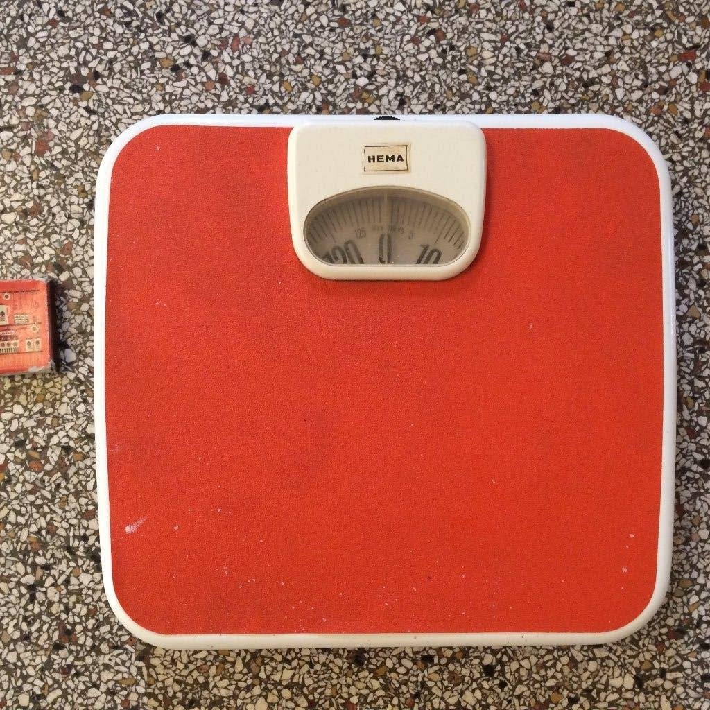 Oranje jaren 70 Hema vintage personenweegschaal retro 125 KG, Gebruikt, Analoog, 100 kg of meer, Ophalen of Verzenden