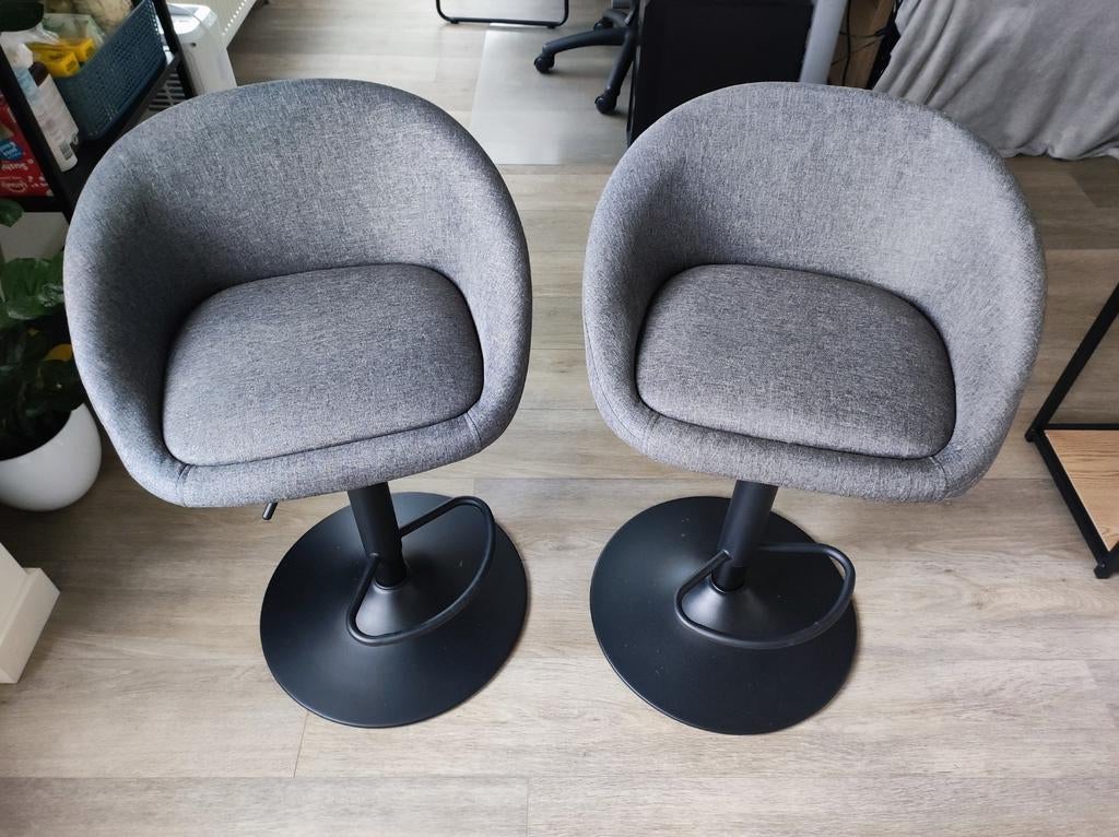 Set van 2 grijze Jysk TAULOV barstoelen, Huis en Inrichting, Barkrukken, Ophalen, Gebruikt, 60 tot 90 cm, In hoogte verstelbaar