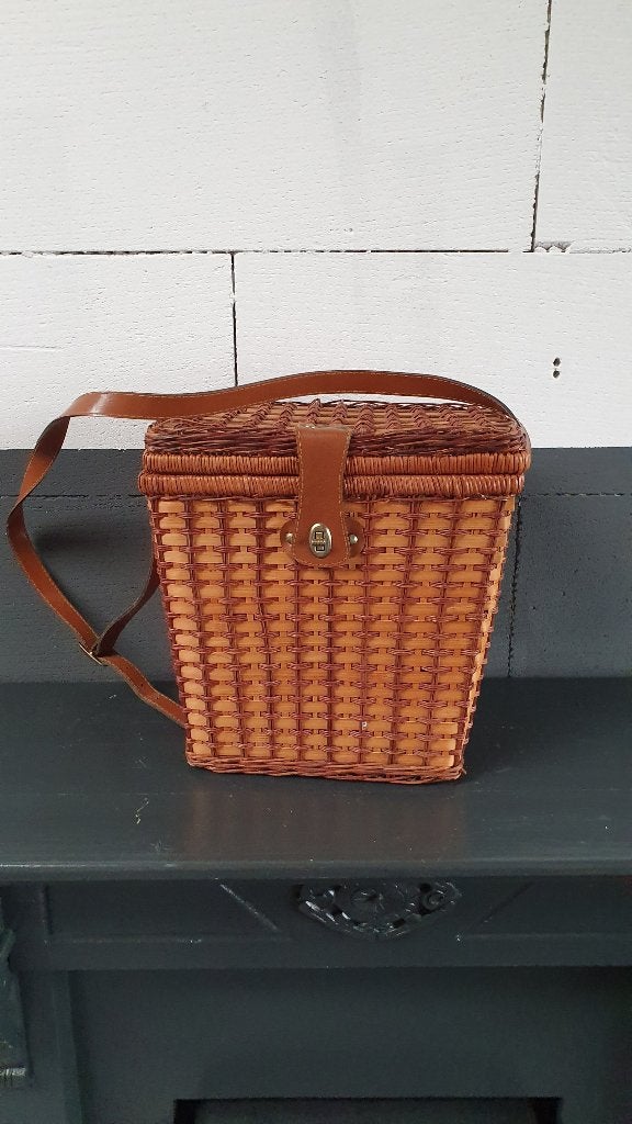Rieten picknickmand in koffer, met hard plastic inhoud. S23, Tweedehands verkoop, Tweedehands verkoop, Gebruikt, Ophalen of Verzenden