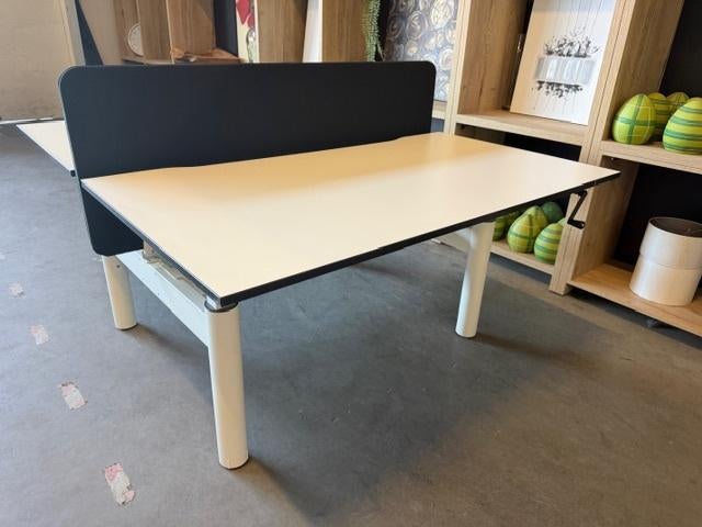Foto 5 van Gispen TM Duo-bureau met slinger , verdeler, kabelgoot, 20st