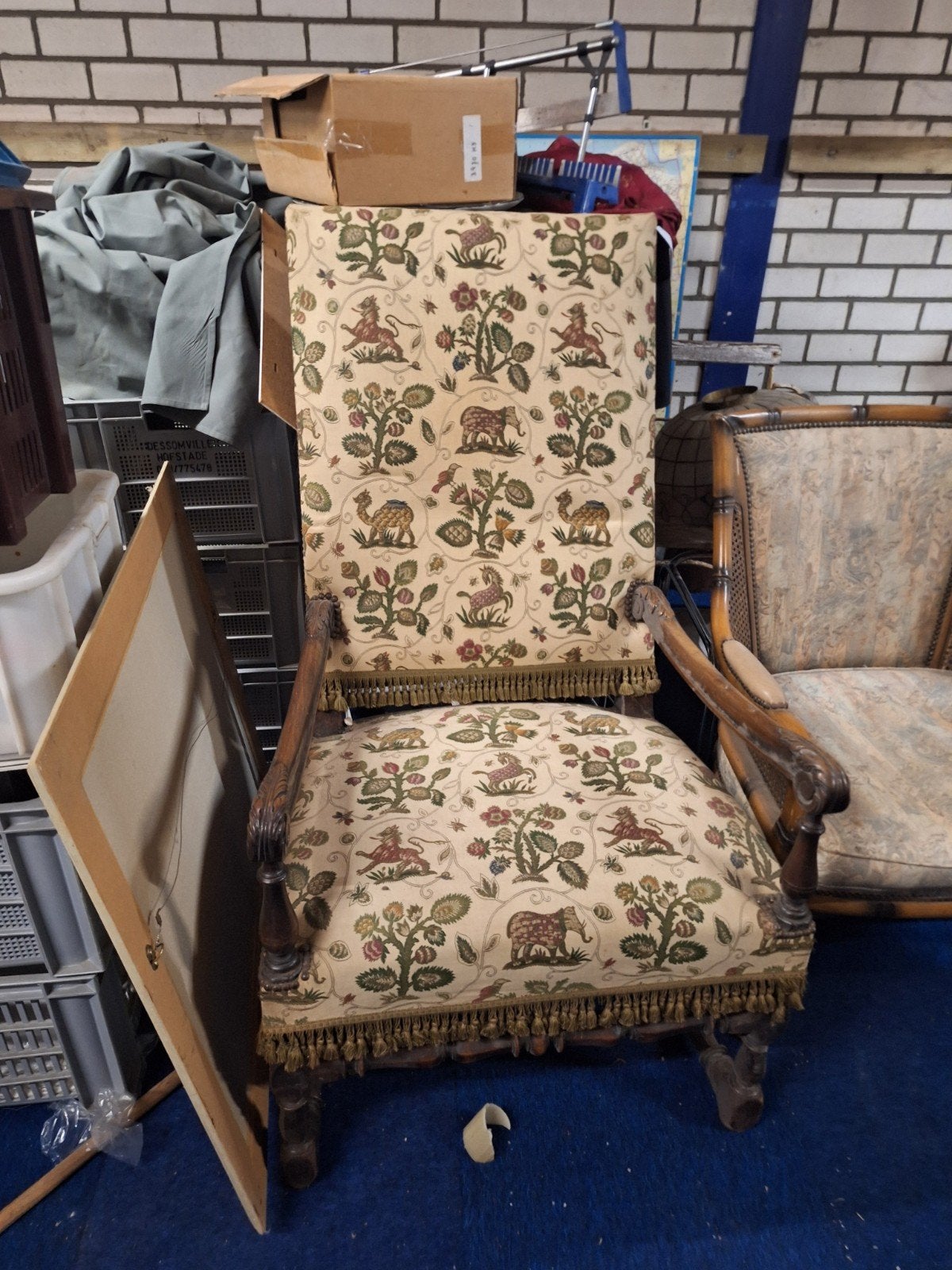 Grote Vintage Fauteuil met Rijkelijk Versierde Stof, Ophalen