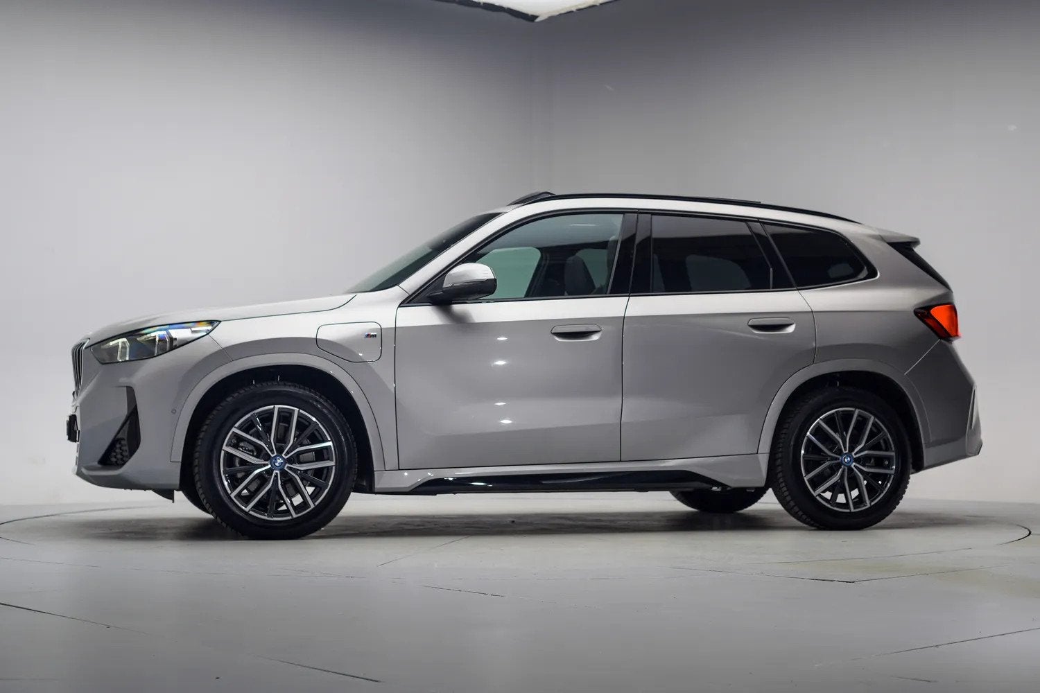 BMW X1 xDrive25e M Sport Nieuw model [ Panorama Harman/Kardo, Auto's, 136 pk, Gebruikt, Bedrijf, 42 km/l