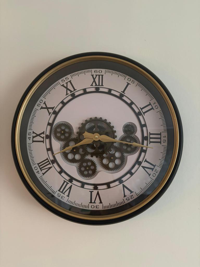 Stijlvolle Wandklok met Zichtbaar Uurwerk - Zwart/Goud, Huis en Inrichting, Woonaccessoires | Klokken, Ophalen, Zo goed als nieuw