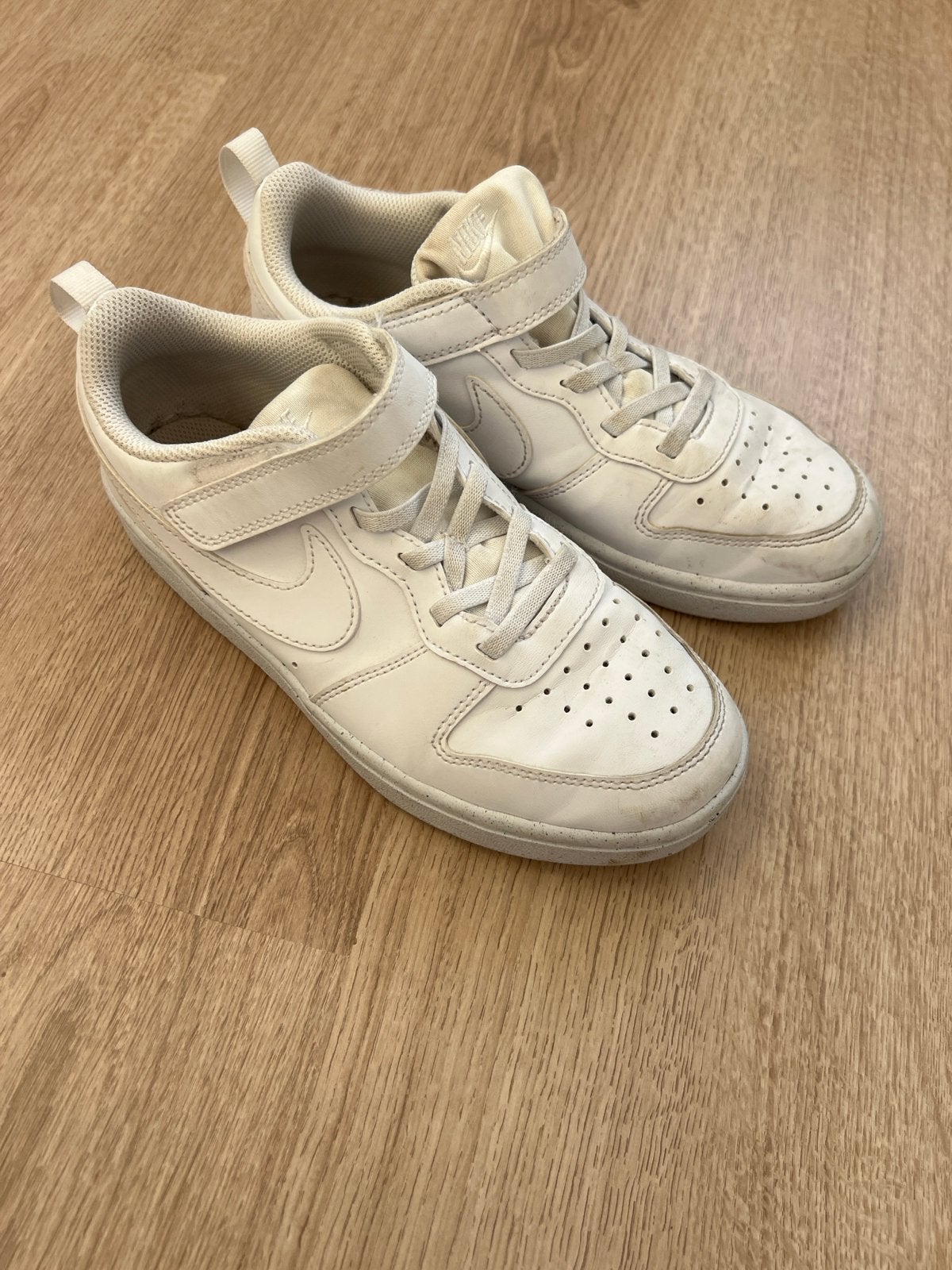 Witte Nike sneakers maat 35 met elastiek en klittenband, Ophalen of Verzenden, Gebruikt, Jongen of Meisje, Sportschoenen