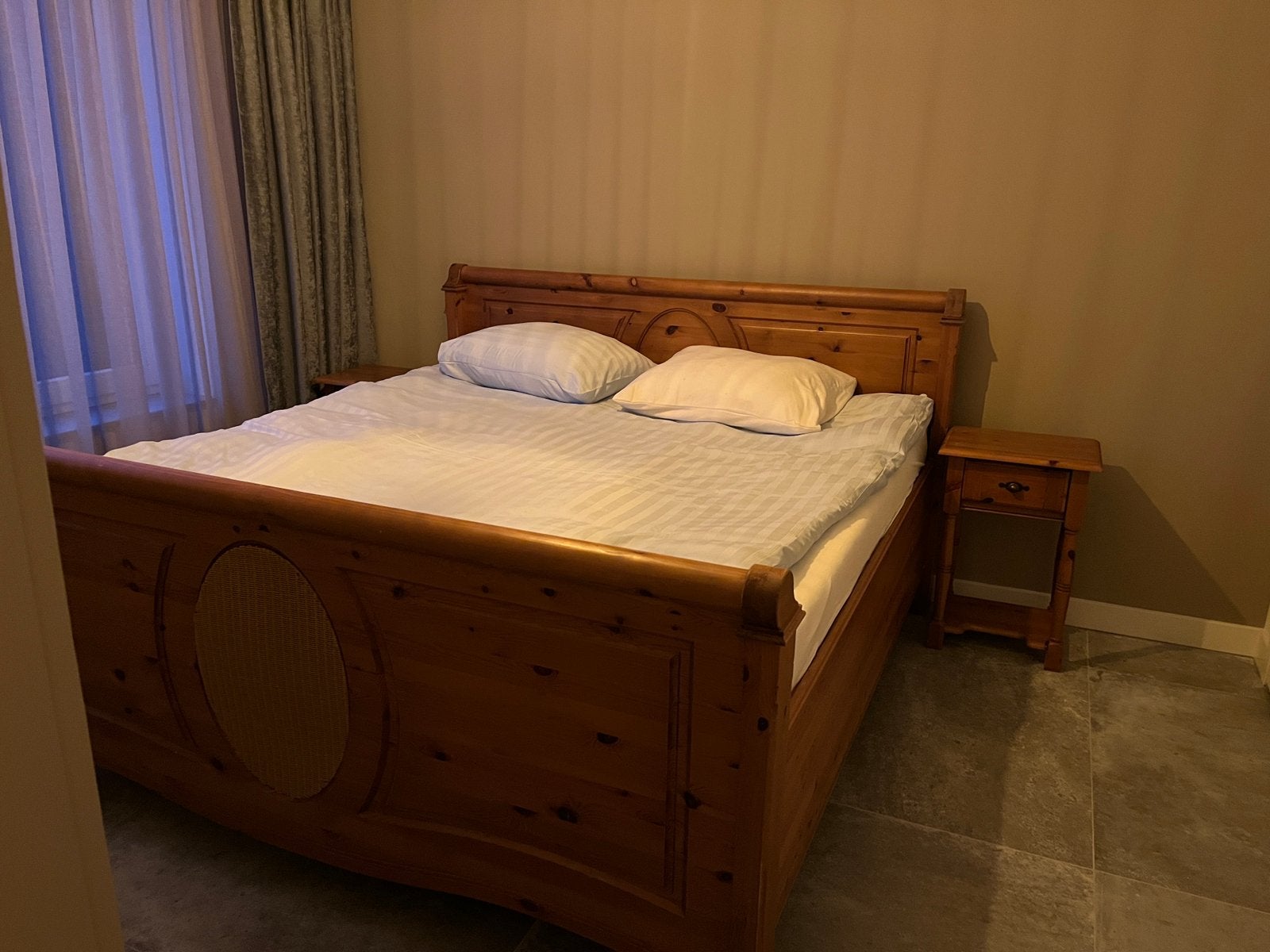 2 persoons eikenhouten bedmet goede matrassen, gn nachtkastj, Huis en Inrichting, Slaapkamer | Bedden, Ophalen, Gebruikt, Tweepersoons