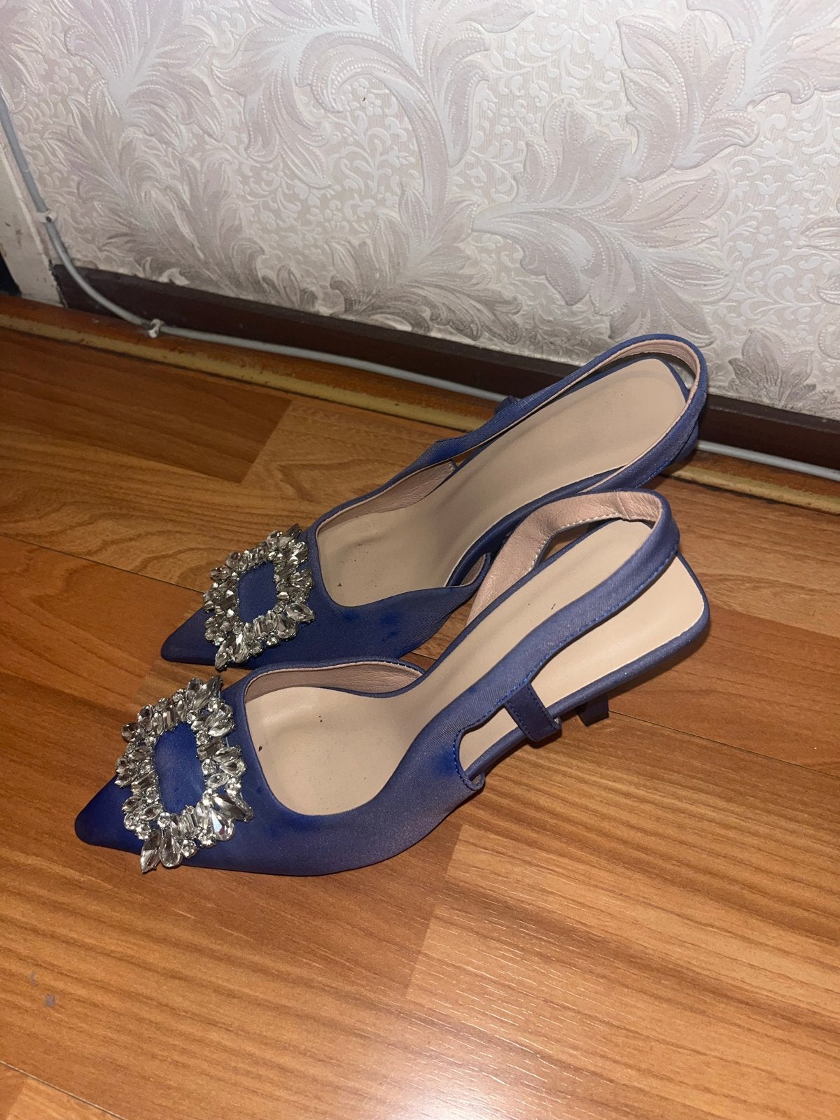 Elegante blauwe pumps met strass gesp, Ophalen of Verzenden, Zo goed als nieuw, Blauw, Pumps