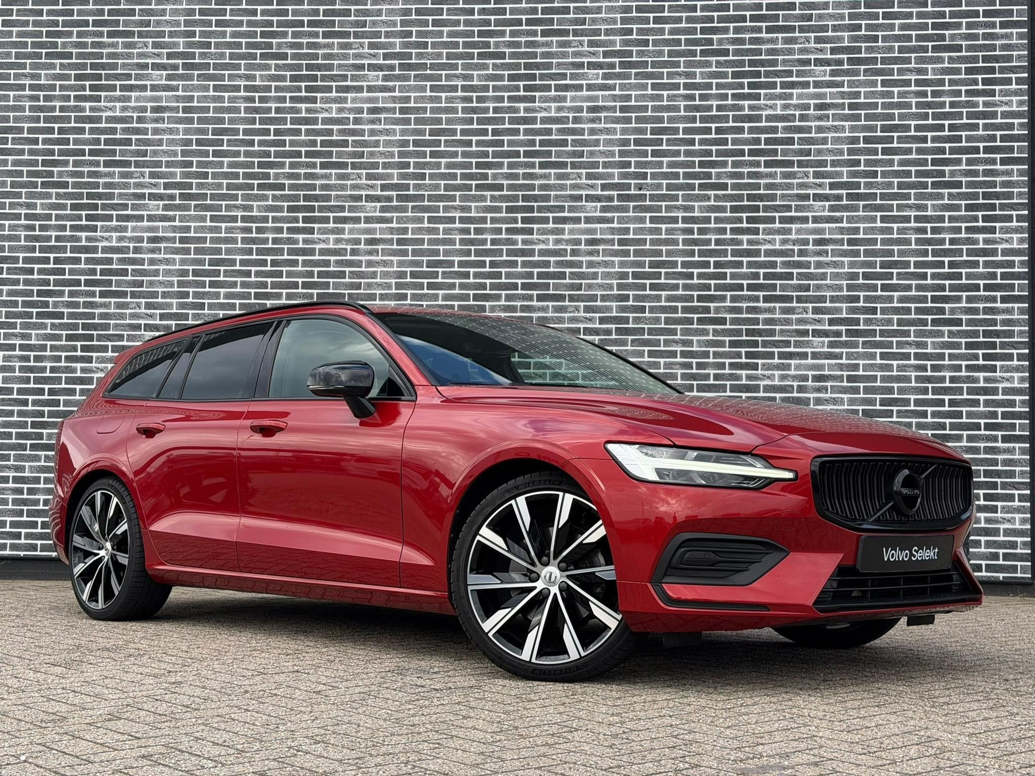 Volvo V60 2.0 T4 Momentum Pro | Trekhaak | Achteruitrijcamer, Auto's, 12 maanden, 15 km/l, Euro 6, Leder en Stof