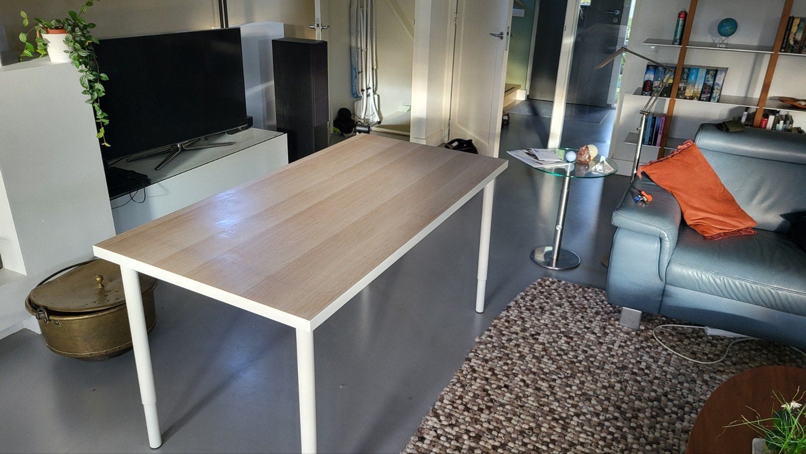 IKEA Bureau - Wit onderstel, eiken-look blad (140x70cm), Overige typen, Gebruikt, Metaal, Ophalen of Verzenden