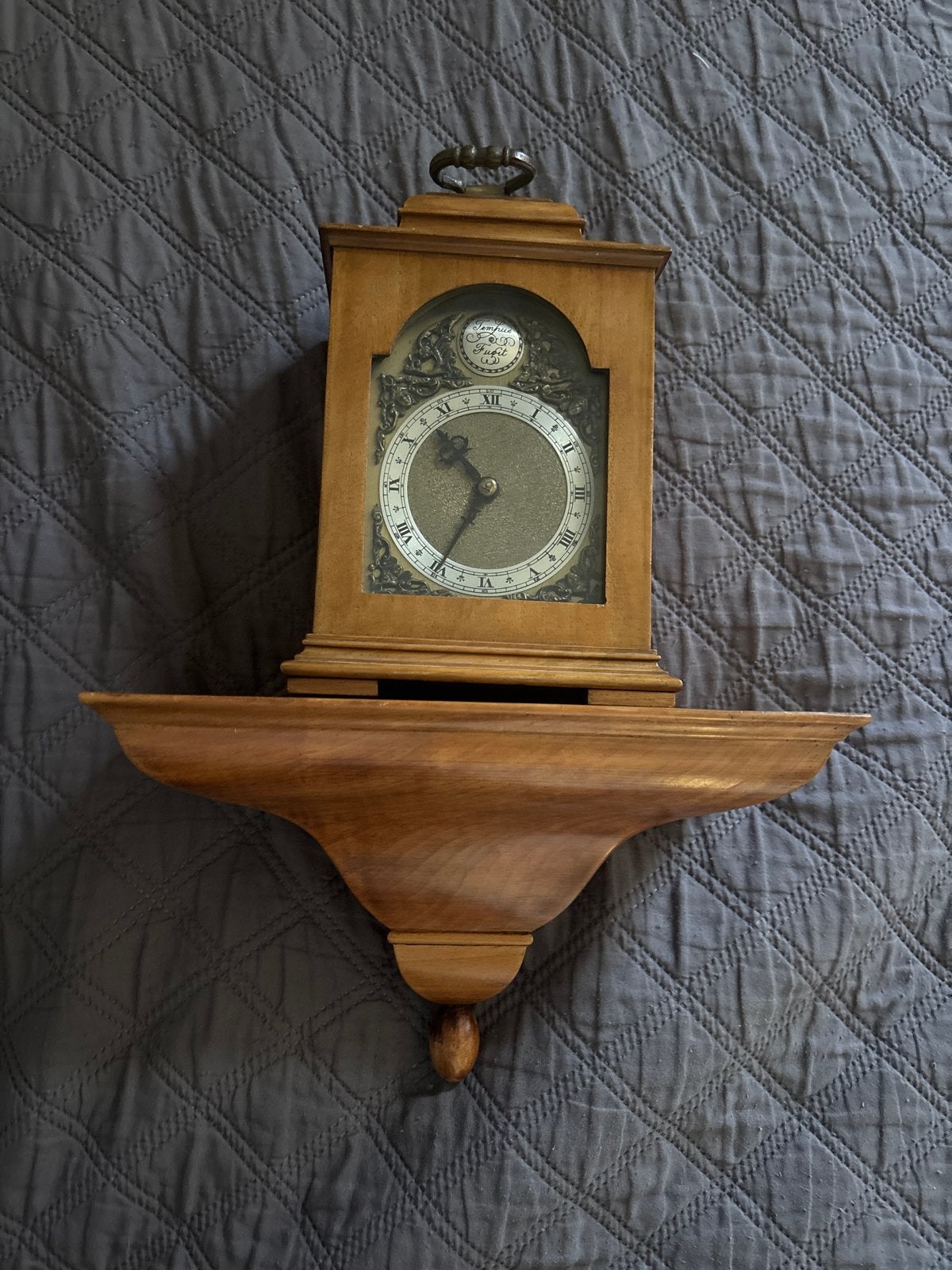 Antieke houten wandklok met 'Tempus Fugit' inscriptie, Ophalen of Verzenden