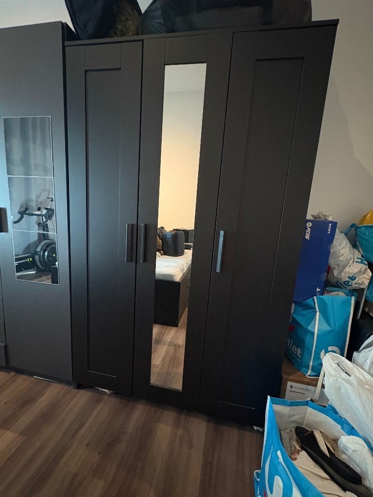 Ruime kledingkast zwart, Ophalen, Met deur(en), Gebruikt, 100 tot 150 cm