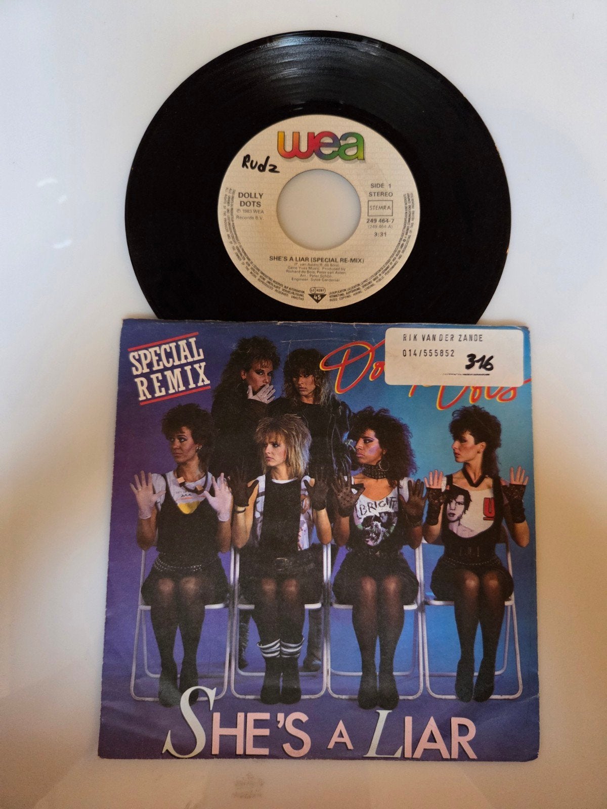 Dolly Dots - She's a Liar, Ophalen of Verzenden, Gebruikt, 7 inch, Pop