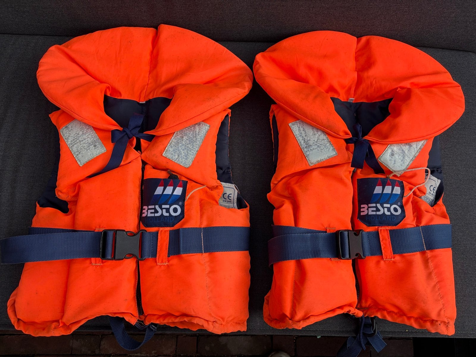 Twee stuks Besto reddingsvest 20-30 kg, Ophalen