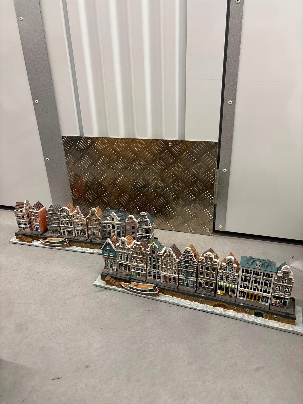 Kleine huisjes Amsterdamse grachten, Ophalen